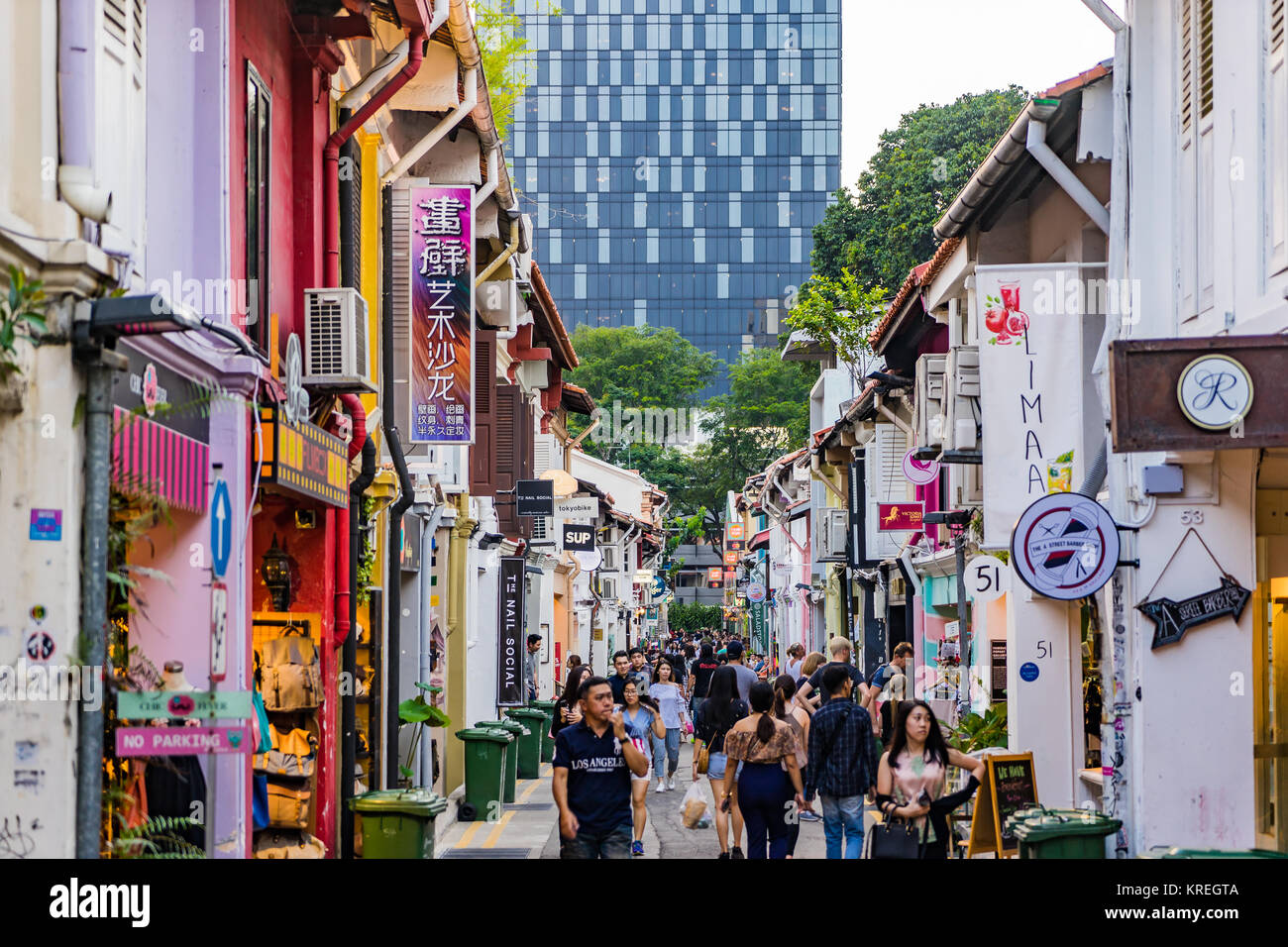 Singapore - 2 Settembre 2017: i visitatori a piedi intorno alla strada Haji Lane ben noto come arti di strada e la posizione di moda per giovani e di turi Foto Stock