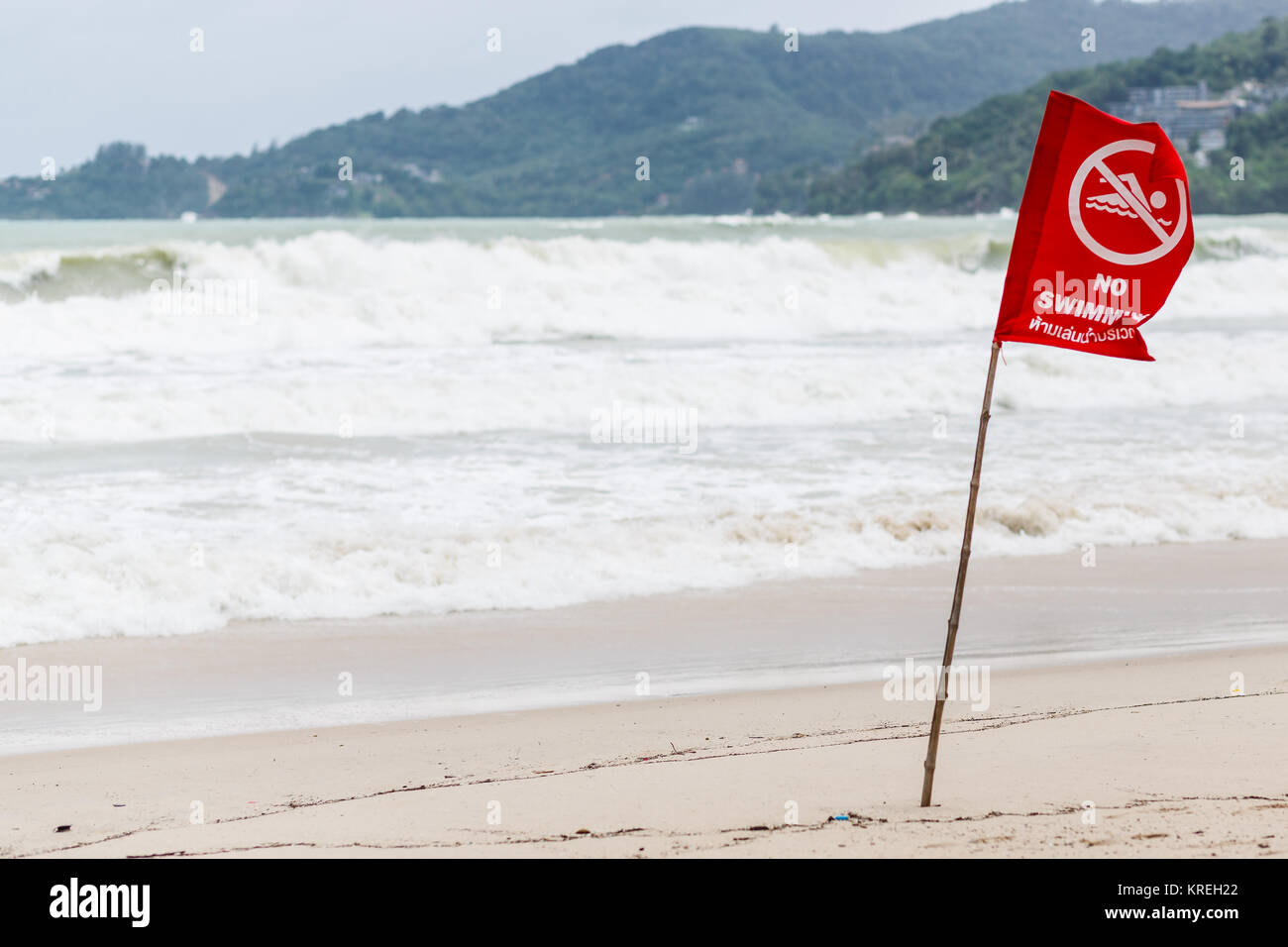 Phuket, Tailandia - 06132014. Bandiere rosse sulla spiaggia di Patong a Phuket, Thailandia, durante la bassa stagione. Ogni anno persone annegano in forti correnti. Foto Stock