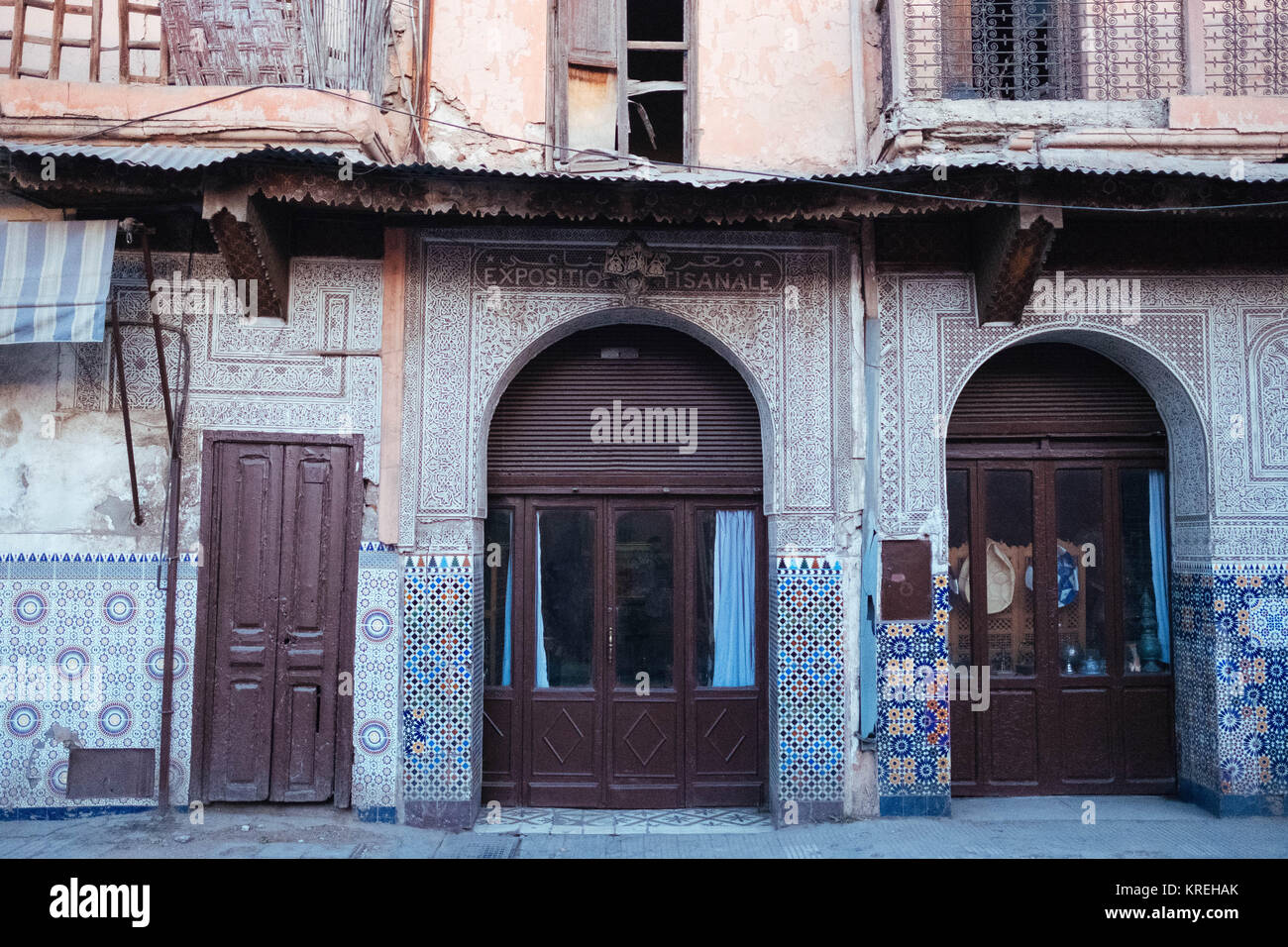 Vecchia casa con ornamenti arabi tradizionali a Medina, città vecchia a Marrakech Foto Stock