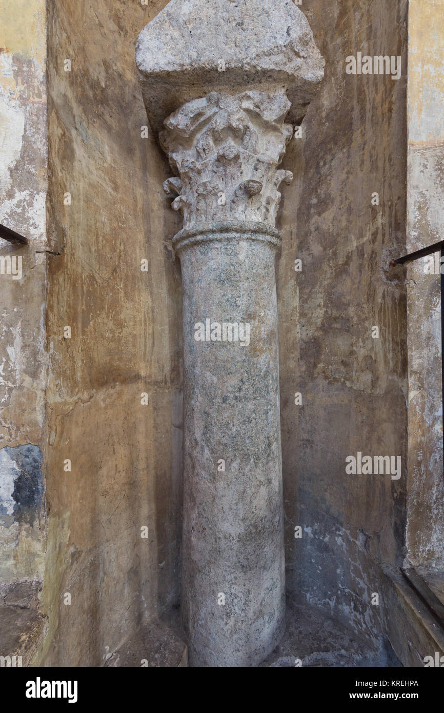Santa Sabina (Roma) - una colonna romana che pre-date di Santa Sabina (probabilmente dal tempio di Giunone eretto sul colle Aventino) Foto Stock