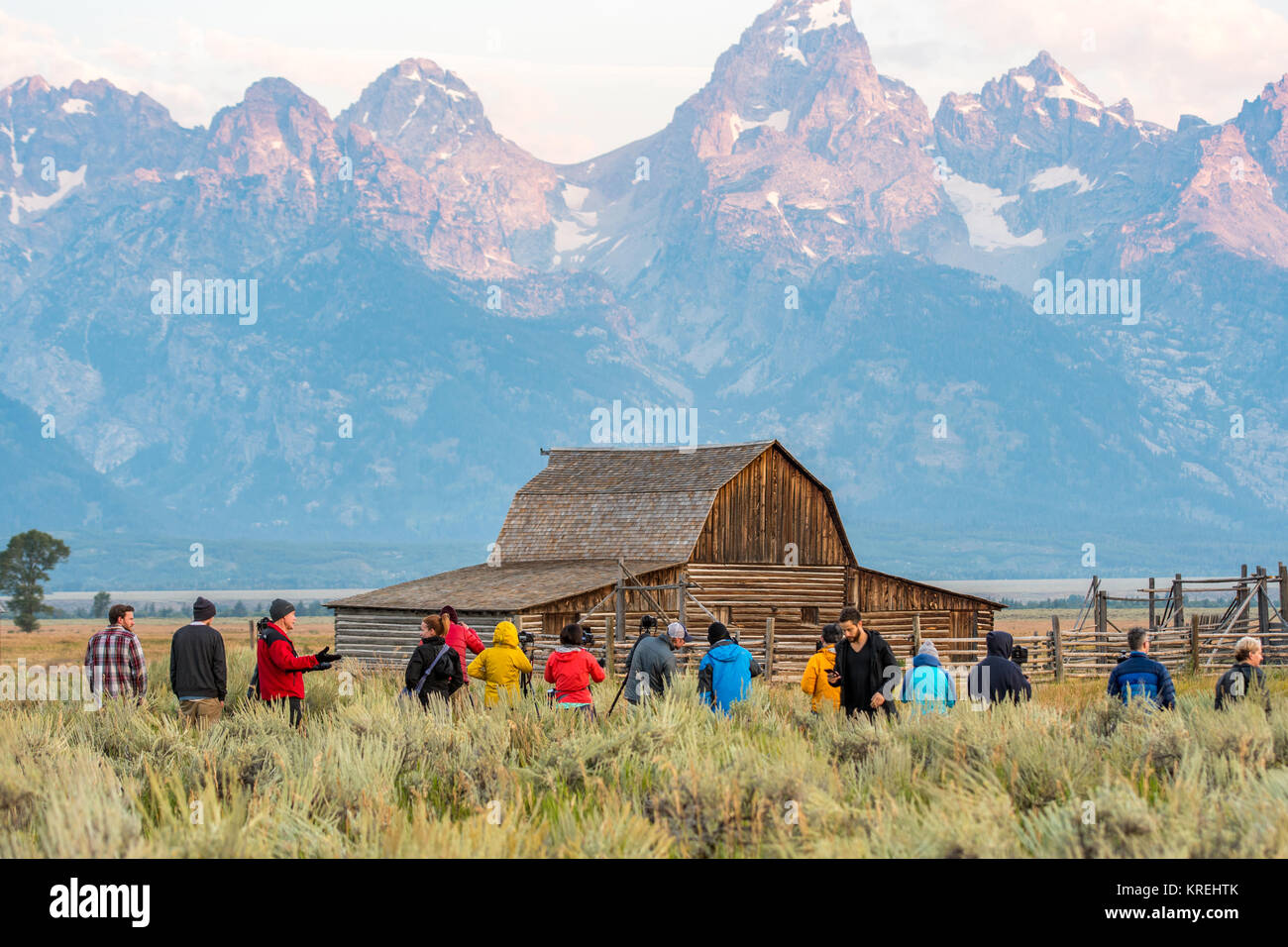 Gruppo di fotografi impostare le telecamere nella parte anteriore del John Moulton Barn e Teton Mountain Range, Grand Tetons National Park, Teton County, Wyoming Foto Stock