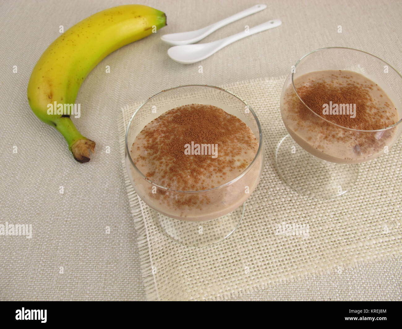 Â in casa dolce al cioccolato con banane surgelate e cacao Foto Stock