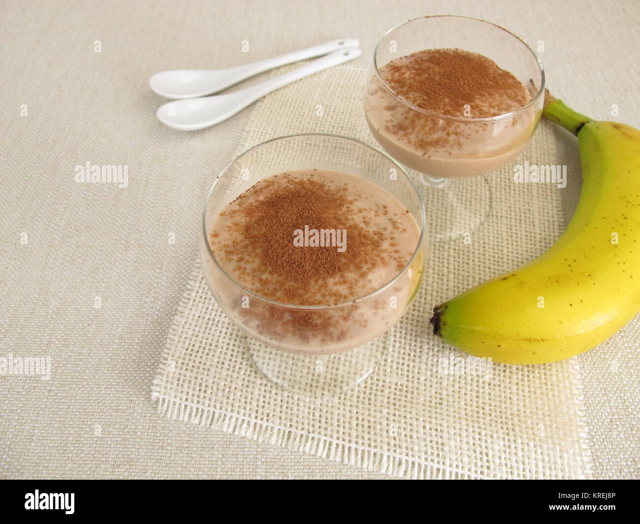 Â in casa dolce al cioccolato con banane surgelate e cacao Foto Stock