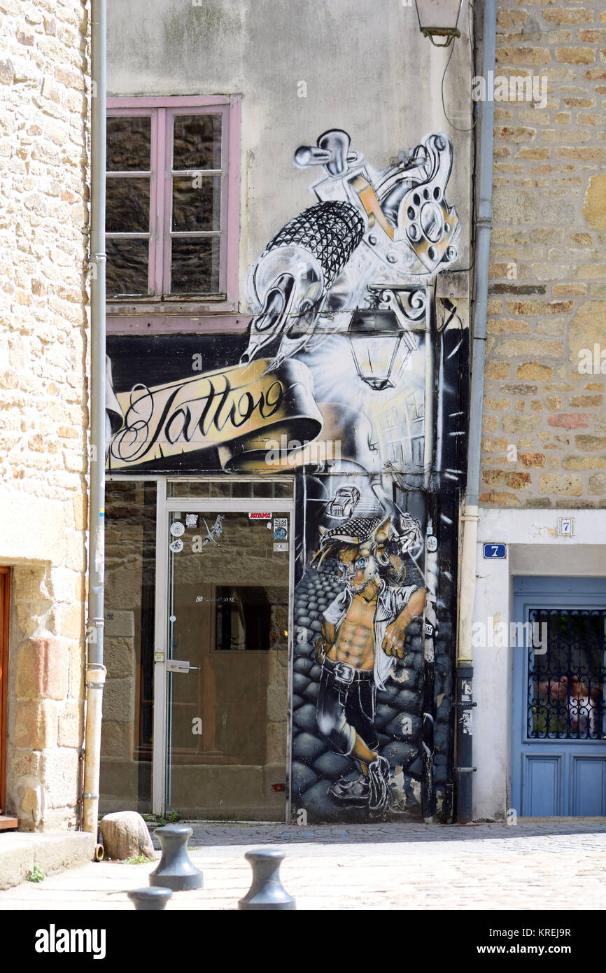 Tattoo shop con wall art in Quimperle, Bretagna Francia Foto Stock