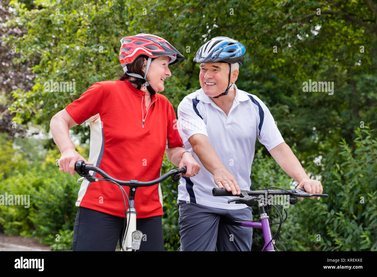 Coppia di anziani con le loro biciclette Foto Stock