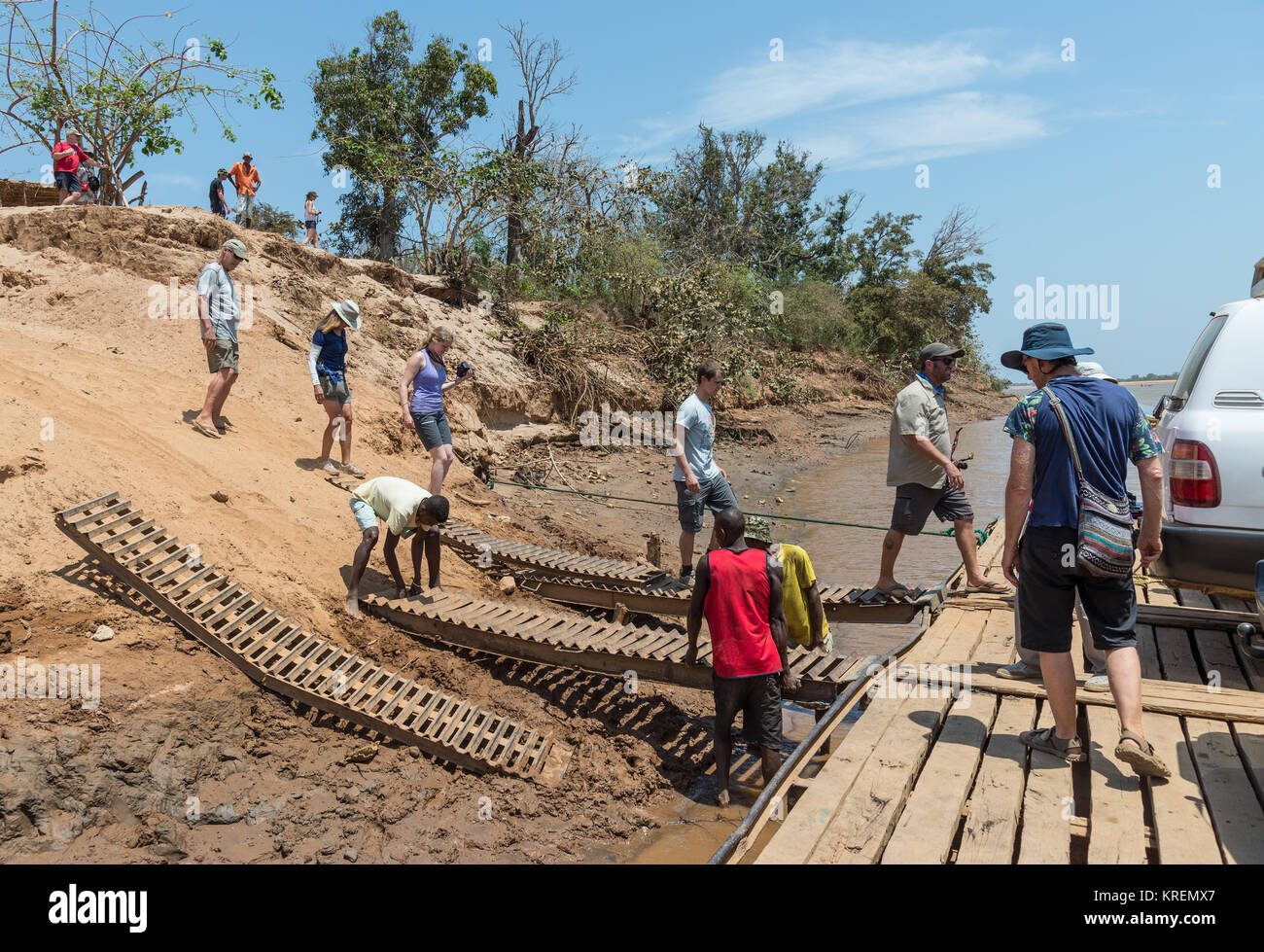 I passeggeri a bordo di un traghetto per attraversare il fiume Mania. Madagascar, Africa. Foto Stock