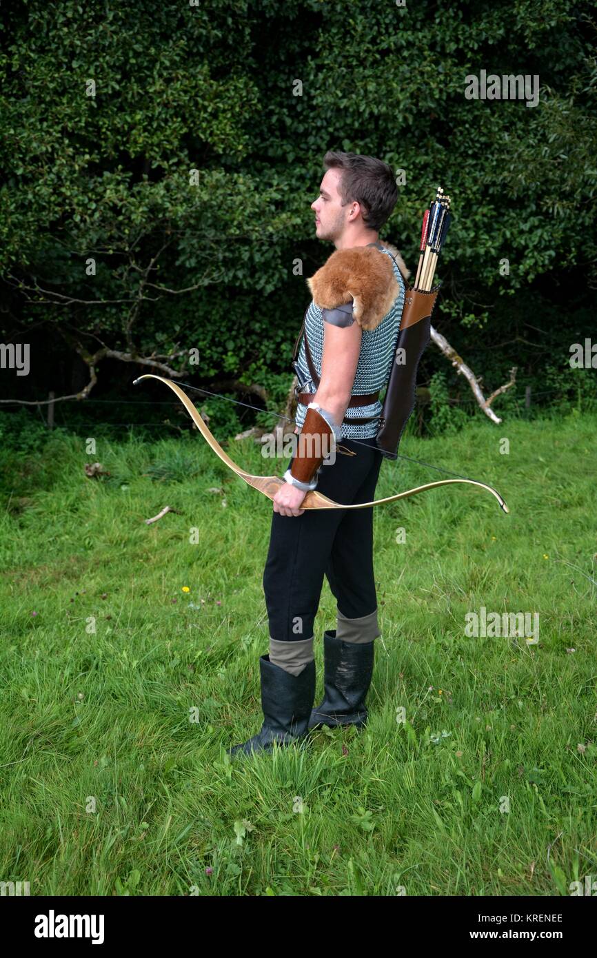 giovane arciere medievale con catena posta, arco e freccia in natura Foto Stock