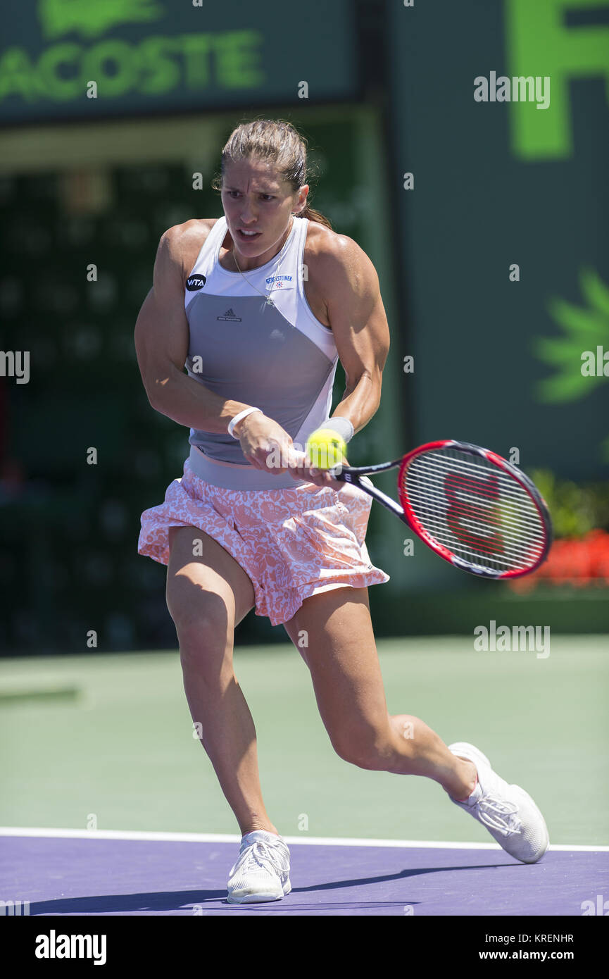KEY BISCAYNE, FL - MARZO 31: Andrea Petkovic di Germania sconfigge Karolina Pliskova della Repubblica ceca nel loro quarto partita finale durante il Miami Open presentato da Itau a Crandon Park Tennis Center su Marzo 31, 2015 in Key Biscayne, Florida. Persone: Foto Stock