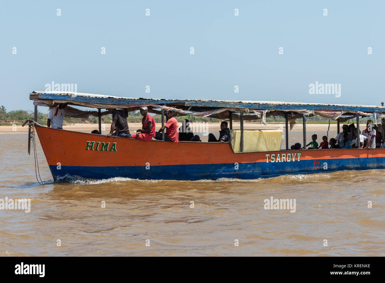 Ai passeggeri di viaggiare su una barca a motore sul fiume Mania. Madagascar, Africa. Foto Stock