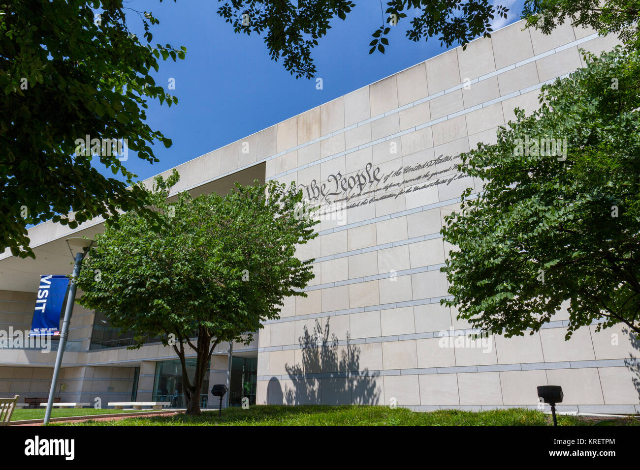 Il primo paragrafo della Costituzione all'ingresso del Centro Nazionale della Costituzione di Philadelphia, Pennsylvania, USA. Foto Stock