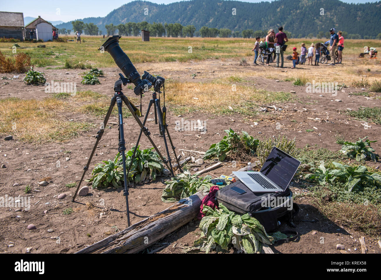 Due fotocamere digitali sedersi sulla cima di treppiedi mentre un laptop poggiano sulla sommità del sacchetto al di fuori, Grand Tetons National Park, Teton County, Wyoming Foto Stock