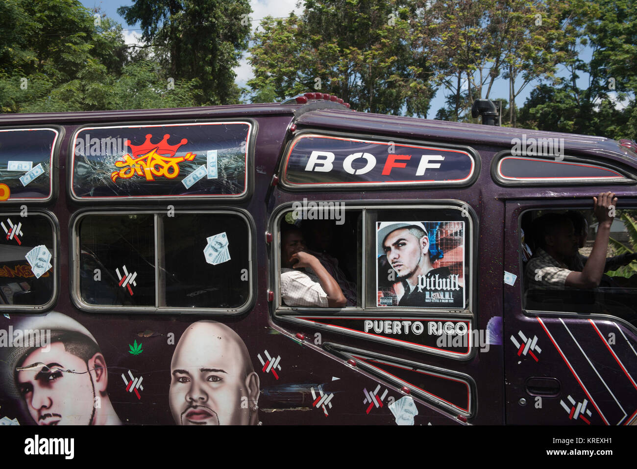 I minibus matutu dai colori vivaci di Nairobi si aggirano intorno al centro della città, Nairobi, Kenya, Africa orientale Foto Stock