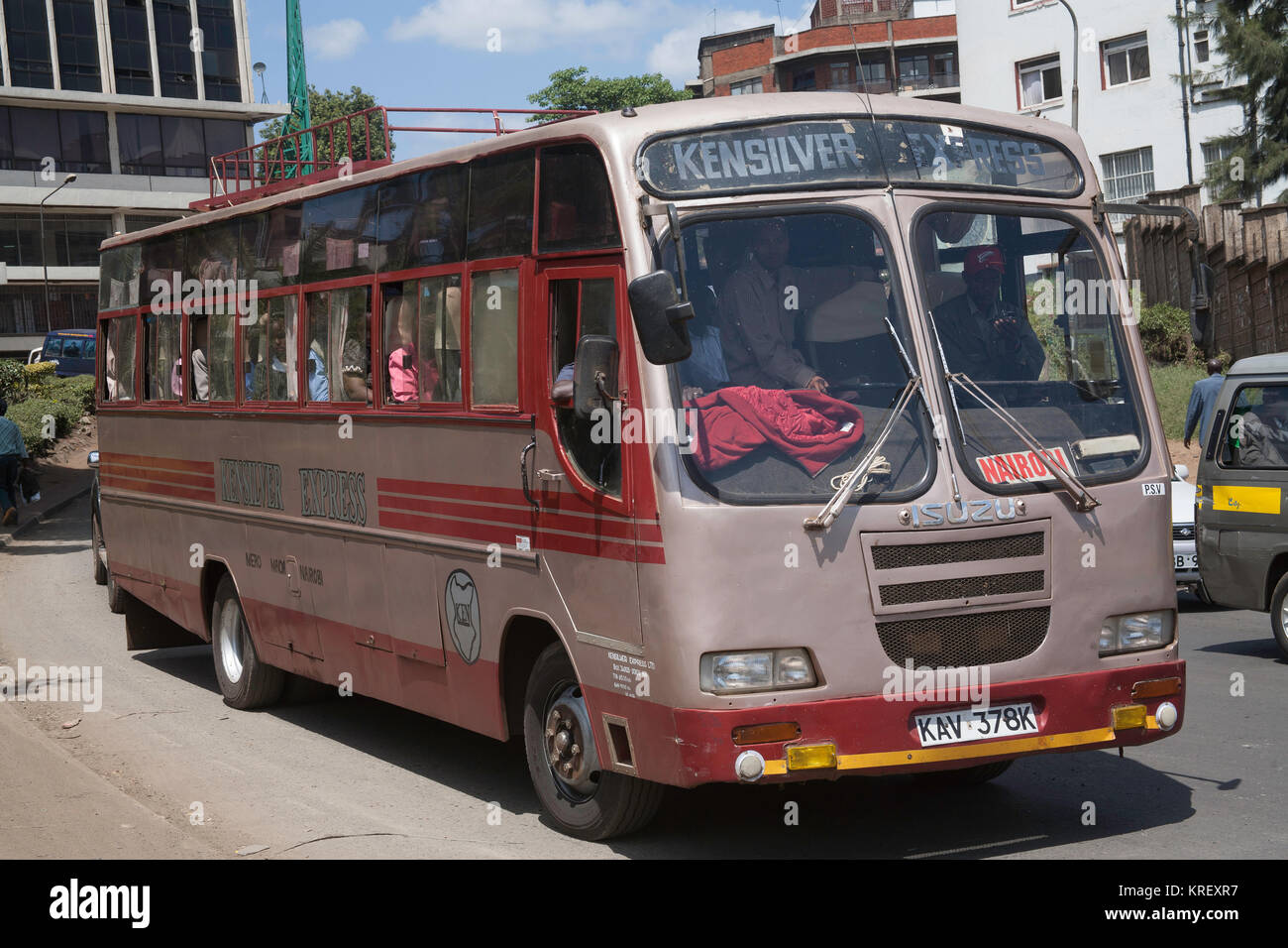 I tradizionali taxi condivisi dai colori vivaci o gli autobus matatu nella capitale del Kenya, Nairobi, Africa Orientale Foto Stock