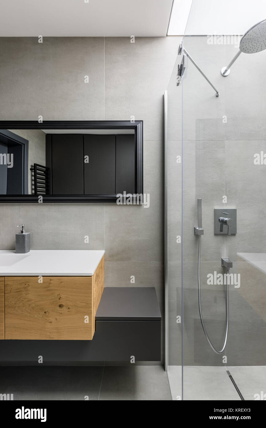 Foto Bagni Moderni Arredati.Arredate In Stile Moderno E Bagno Di Colore Grigio Con Vetro Doccia Walk In Foto Stock Alamy