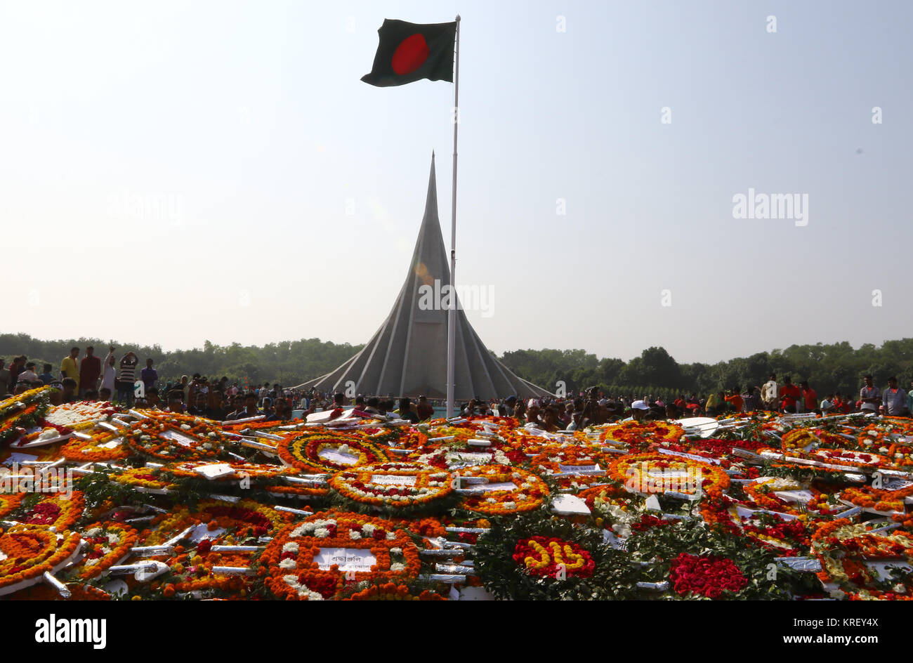 Corone floreali di rispetta riempito il ponte del mausoleo nazionale in Savar, nella periferia di Dhaka, di pagare i tributi per i martiri della marcatura Foto Stock