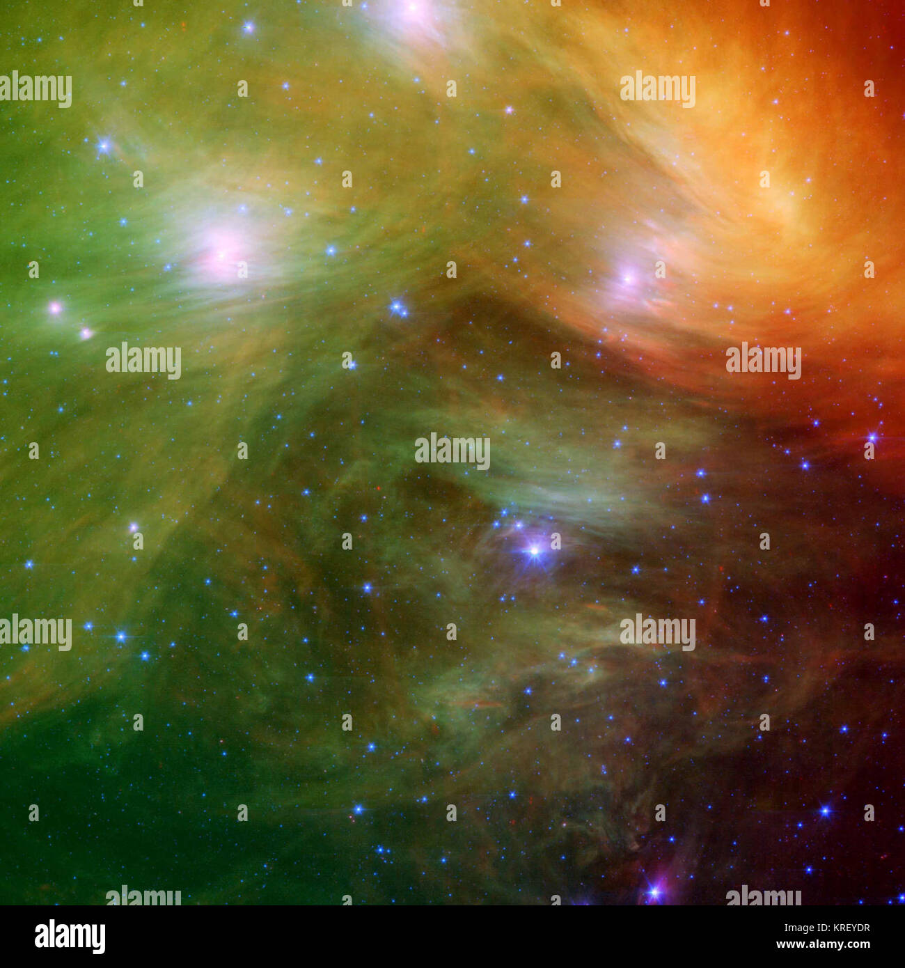 Le Sette sorelle, noto anche come le Pleiadi, sembrano galleggiare su un letto di piume in una nuova immagine infrarossa dalla NASA il telescopio spaziale Spitzer. Nuvole di polvere spazzare attorno alle stelle, swaddling in un cushiony velo. Le Pleiadi, situato a più di 400 anni luce di distanza nella costellazione del Toro, sono oggetto di molte leggende e scritti. La mitologia greca sostiene che il gregge di stelle è stato trasformato in colombe celesti da Zeus a salvarli da una norma Orion. Il 19esimo secolo del poeta Alfred Tennyson Signore li descrisse come "lucenti come uno sciame di lucciole aggrovigliato in una treccia d'argento". Foto Stock Le Sette sorelle, noto anche come le Pleiadi, sembrano galleggiare su un letto di piume in una nuova immagine infrarossa dalla NASA il telescopio spaziale Spitzer. Nuvole di polvere spazzare attorno alle stelle, swaddling in un cushiony velo. Le Pleiadi, situato a più di 400 anni luce di distanza nella costellazione del Toro, sono oggetto di molte leggende e scritti. La mitologia greca sostiene che il gregge di stelle è stato trasformato in colombe celesti da Zeus a salvarli da una norma Orion. Il 19esimo secolo del poeta Alfred Tennyson Signore li descrisse come "lucenti come uno sciame di lucciole aggrovigliato in una treccia d'argento". Foto Stock