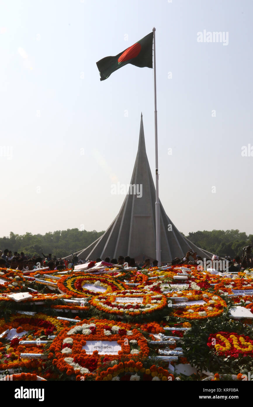 Corone floreali di rispetta riempito il ponte del mausoleo nazionale in Savar, nella periferia di Dhaka, di pagare i tributi per i martiri della marcatura Foto Stock