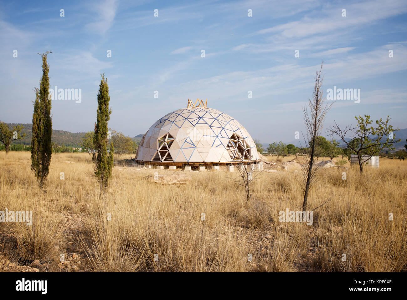 Casa abbandonata con design insolito in campagna Foto Stock