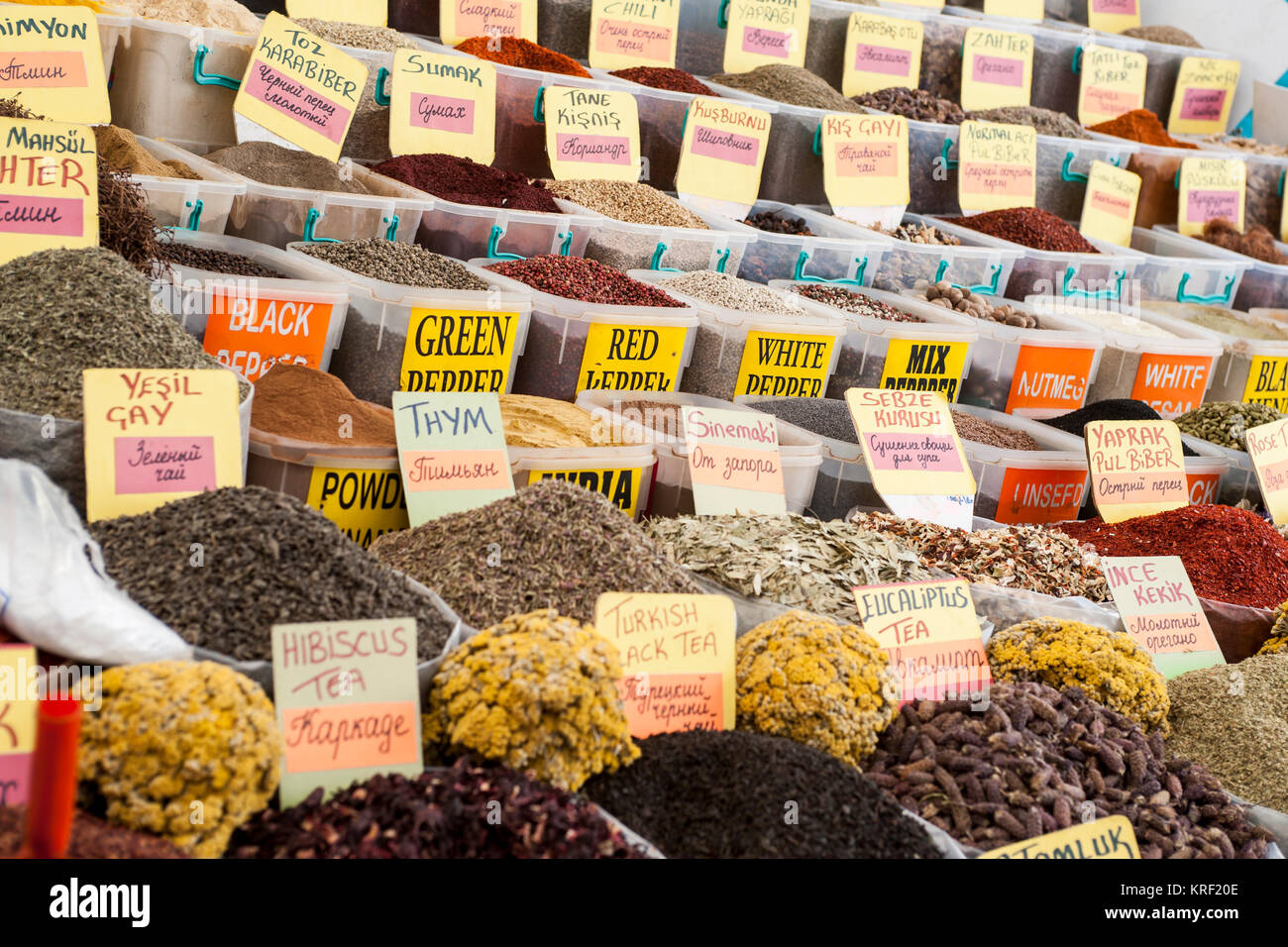 I colori, i profumi e l'atmosfera del mercato Turgutris in Turchia Foto Stock