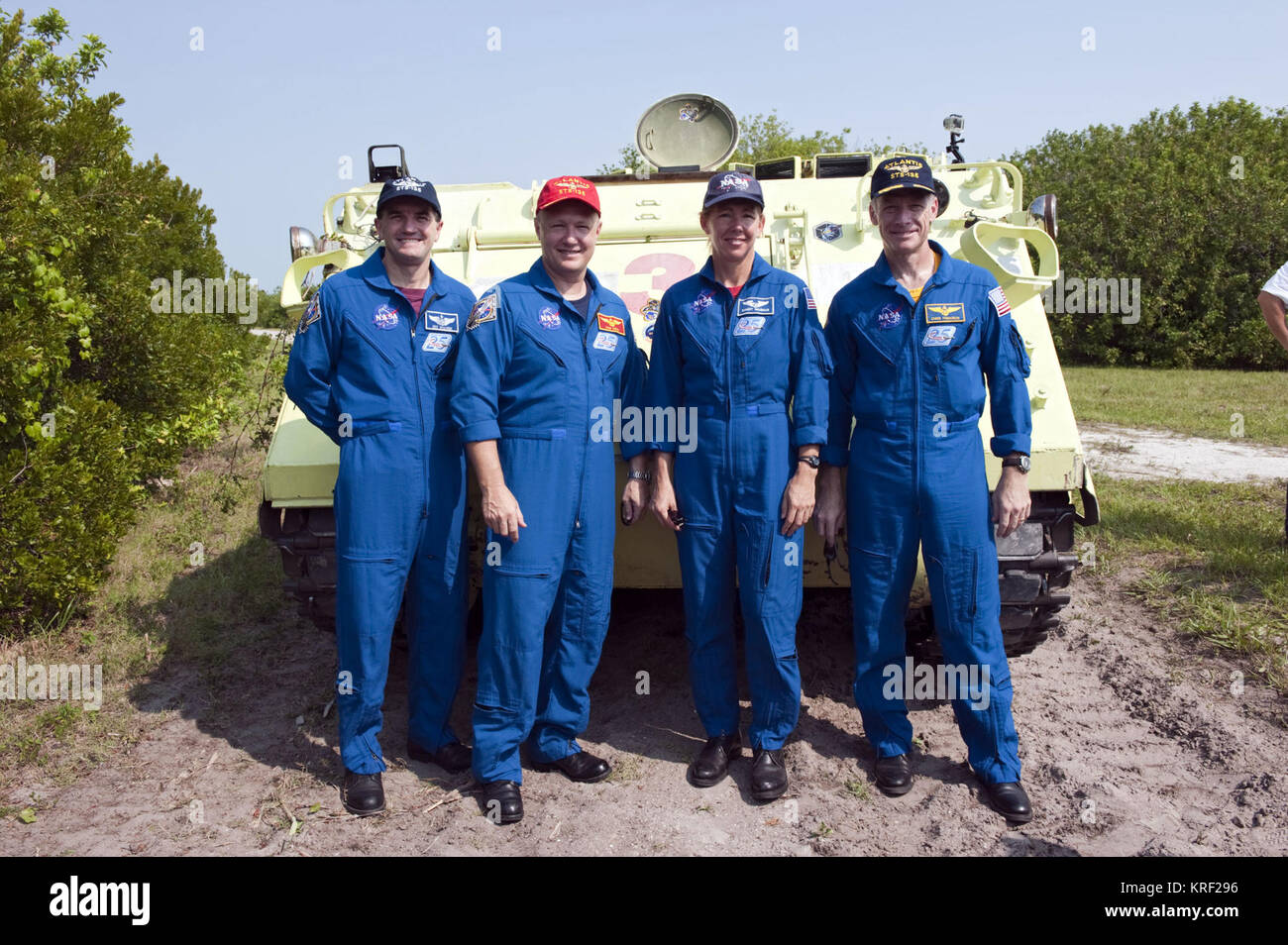 STS-135 equipaggio di fronte al loro M113 corazzato trasporto di personale Foto Stock
