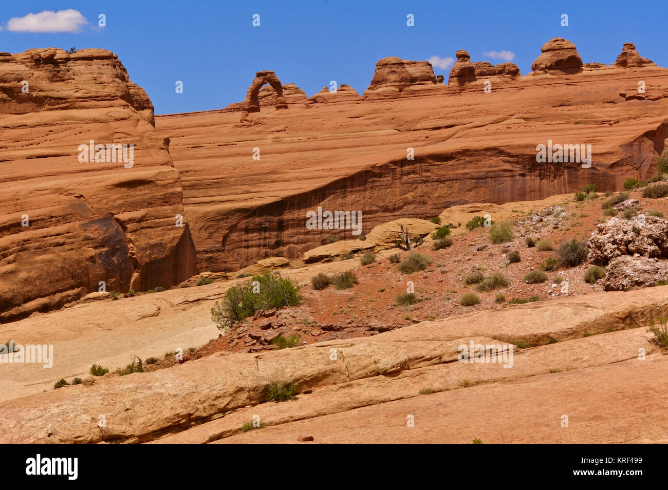 Vista di Delicate Arch a distanza, il Parco Nazionale di Arches, Utah, Stati Uniti d'America Foto Stock