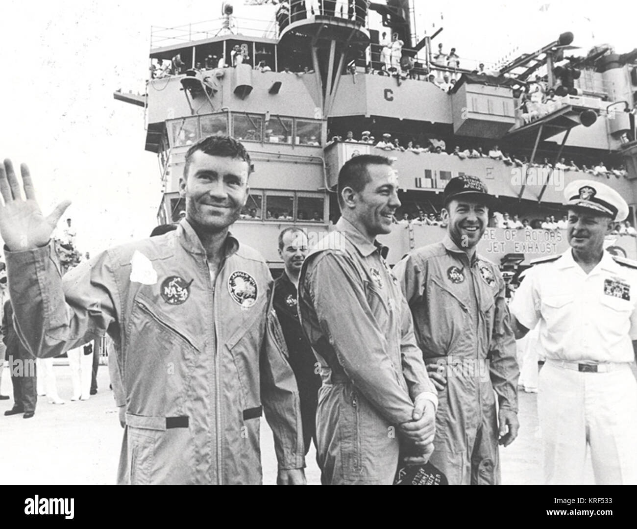 Ammiraglio DONALD C. DAVIS, COMANDANTE DELLA TASK FORCE 130, pacifico le forze di recupero per i veicoli spaziali con equipaggio missioni, accoglie con favore l' Apollo 13 equipaggio a bordo della USS Iwo Jima, adescare il recupero della nave per la missione. I marinai sono (da sinistra a destra) Fred W. HAISE, jr., modulo lunare pilota, John L. SWIGERT, jr., il pilota del modulo di comando E JAMES A. LOVELL, jr., comandante della missione. La navicella spaziale spruzzato verso il basso in vista del vettore in sicurezza la fine di un viaggio pieno di insidie. Załoga Apollo 13 na pokładzie USS Iwo Jima 7008011 Foto Stock