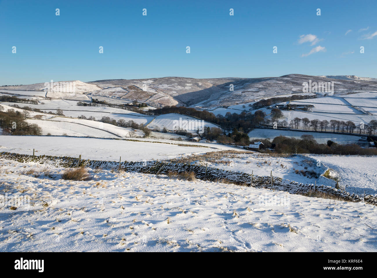Luminose e mattino nevoso sulle colline dell'alto picco a poco Hayfield, Derbyshire, in Inghilterra. Foto Stock