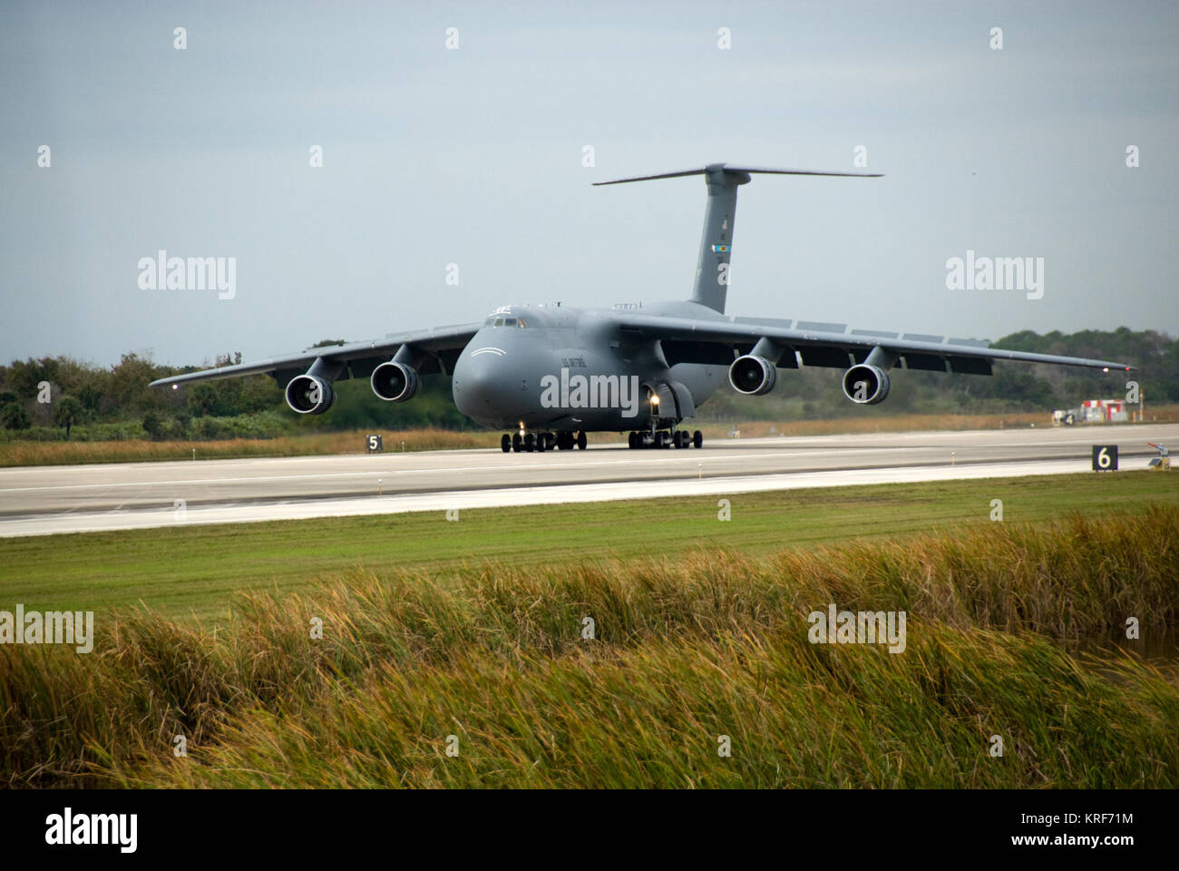C-5 Galaxy in atterraggio a KSC Shuttle Landing Facility Foto Stock