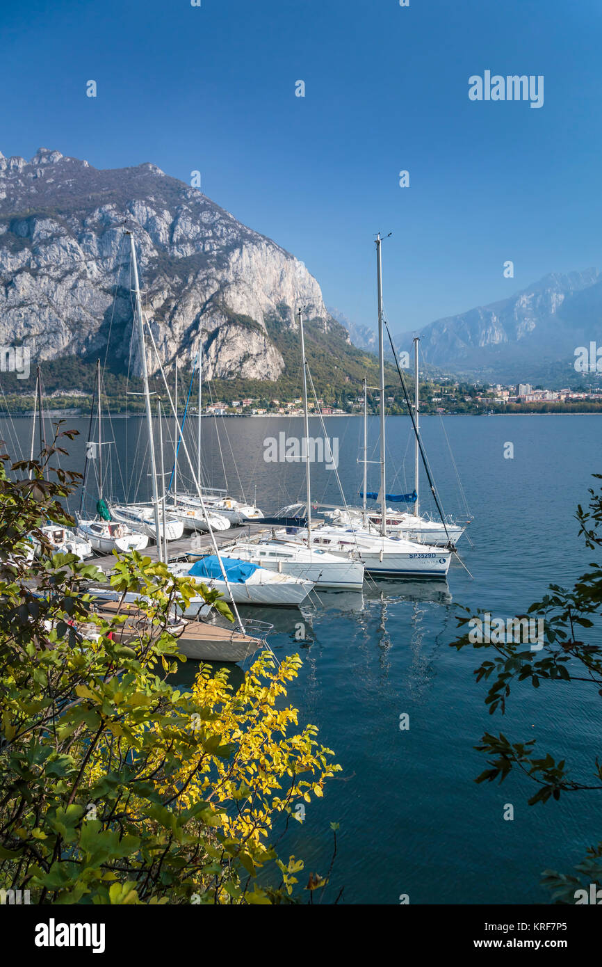 Barche in marina presso il lago di Como il paese di Menaggio, Lombardia, Italia, Europa. Foto Stock