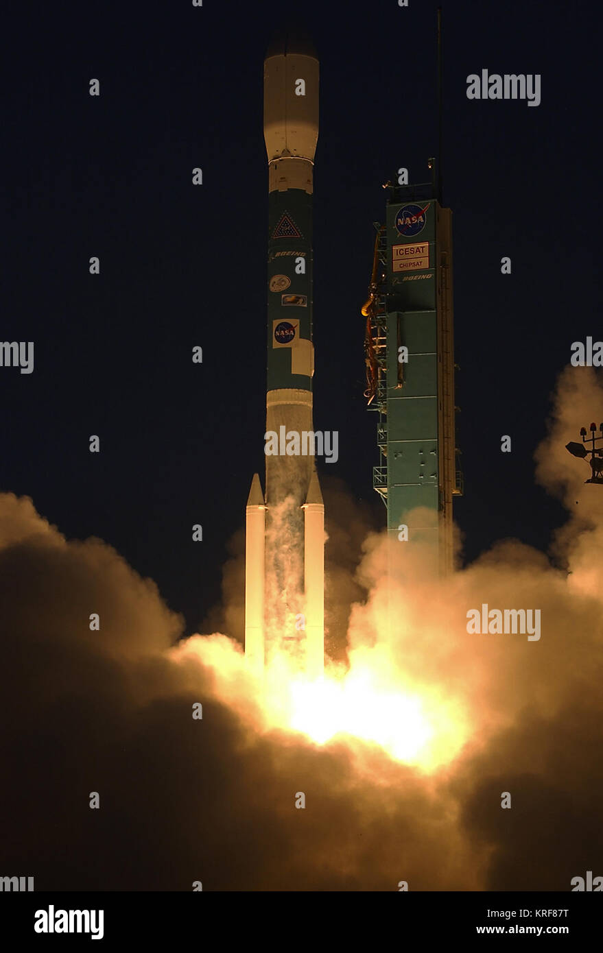 Lancio ICESat ICESat sollevato il 13 gennaio 2003, dalla base aerea di Vandenberg, California, a 4:45 p.m. PST a bordo di Boeing al razzo Delta II. La separazione del veicolo spaziale ICESat avvenuta 64 minuti dopo il lancio al 5:49 p.m. PST. Contatto iniziale con ICESat è stata effettuata 75 minuti dopo il lancio a 6 p.m. PST come la navicella passò Svalbard la stazione di terra in Norvegia. Credito: la NASA ICESat lancio Foto Stock Lancio ICESat ICESat sollevato il 13 gennaio 2003, dalla base aerea di Vandenberg, California, a 4:45 p.m. PST a bordo di Boeing al razzo Delta II. La separazione del veicolo spaziale ICESat avvenuta 64 minuti dopo il lancio al 5:49 p.m. PST. Contatto iniziale con ICESat è stata effettuata 75 minuti dopo il lancio a 6 p.m. PST come la navicella passò Svalbard la stazione di terra in Norvegia. Credito: la NASA ICESat lancio Foto Stock