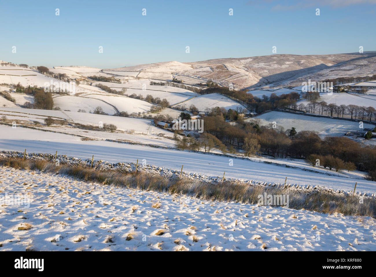 Luminose e mattino nevoso sulle colline dell'alto picco a poco Hayfield, Derbyshire, in Inghilterra. Foto Stock