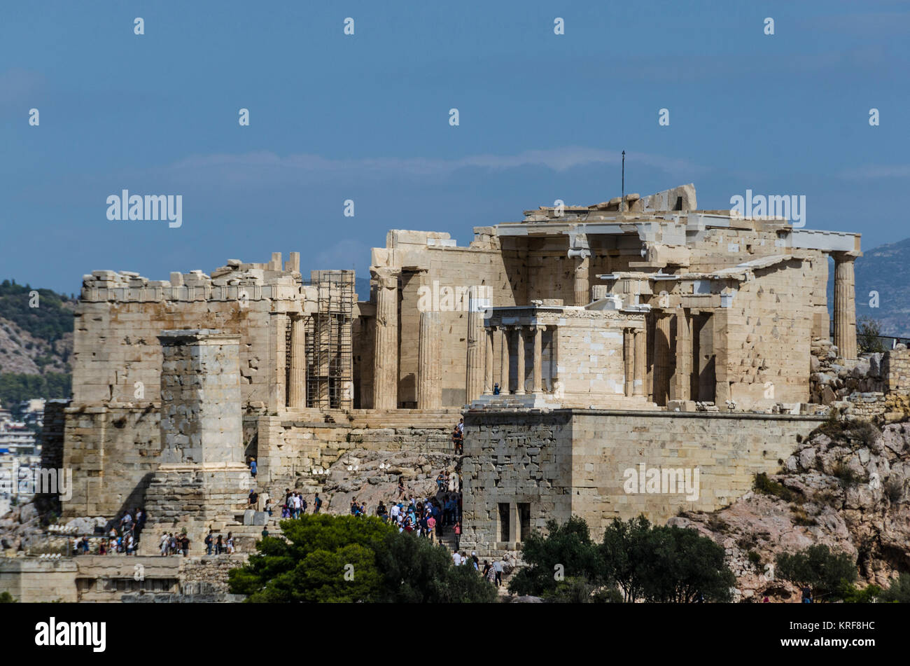 I passaggi di ingresso all'acropoli e primi edifici della stessa Foto Stock