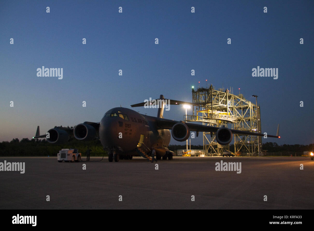 Il McDonnell Douglas C-17 prima dello scarico Juno Foto Stock