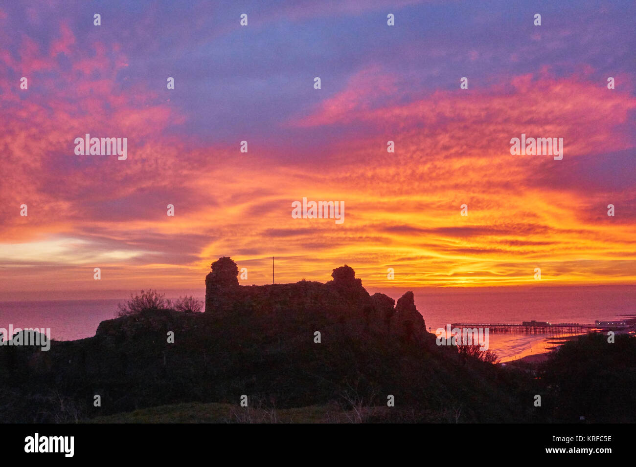 Hastings, East Sussex, Regno Unito. Xix Dec, 2017. Inverno spettacolare tramonto sul castello di Hastings e il nuovo molo, dopo un croccante di giornata di sole Foto Stock