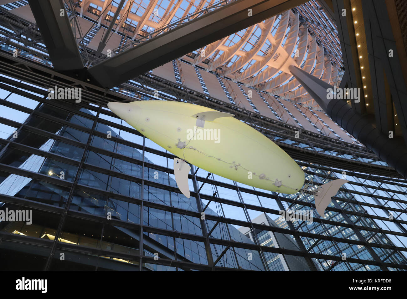 Tokyo, Giappone. Xix Dec, 2017. Una di sei metri lungo palloncino delfino nuota nell'aria all'atrio del Tokyo International Forum al centro esposizioni di Tokyo il Martedì, Dicembre 19, 2017. Il telecomando controllati dolphin nuota quattro volte in un giorno attraverso il 26 febbraio per festeggiare il centro esposizioni il ventesimo anniversario. Credito: Yoshio Tsunoda/AFLO/Alamy Live News Foto Stock