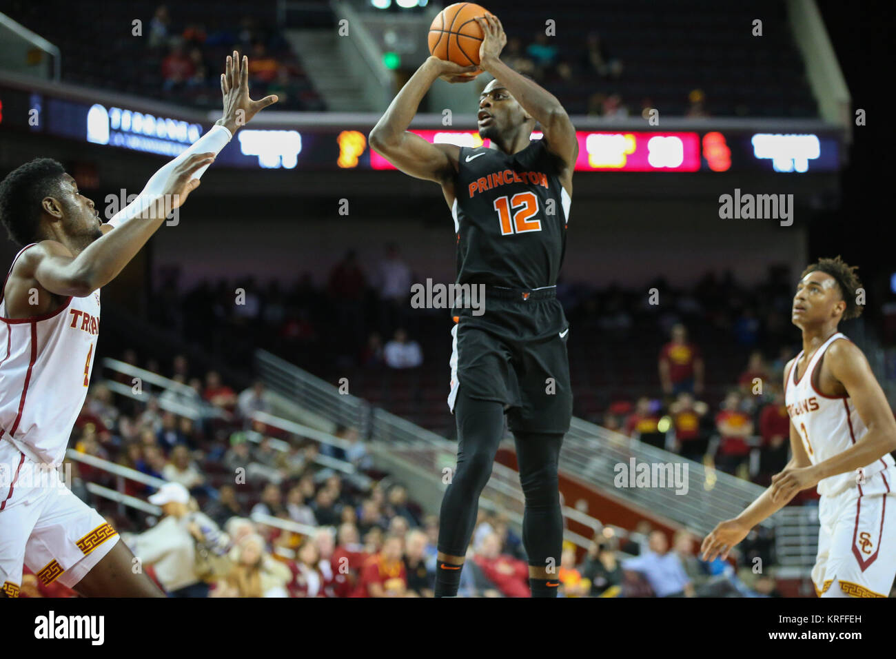 Dicembre 19, 2017: Princeton Tigers guard Myles Stephens (12) Spara la palla in un NCAA pallacanestro tra il Princeton Tigers vs USC Trojans al Galen Center di Los Angeles, CA: Jordon Kelly/CSM(Jordon Kelly : © Cal Sport Media) Foto Stock