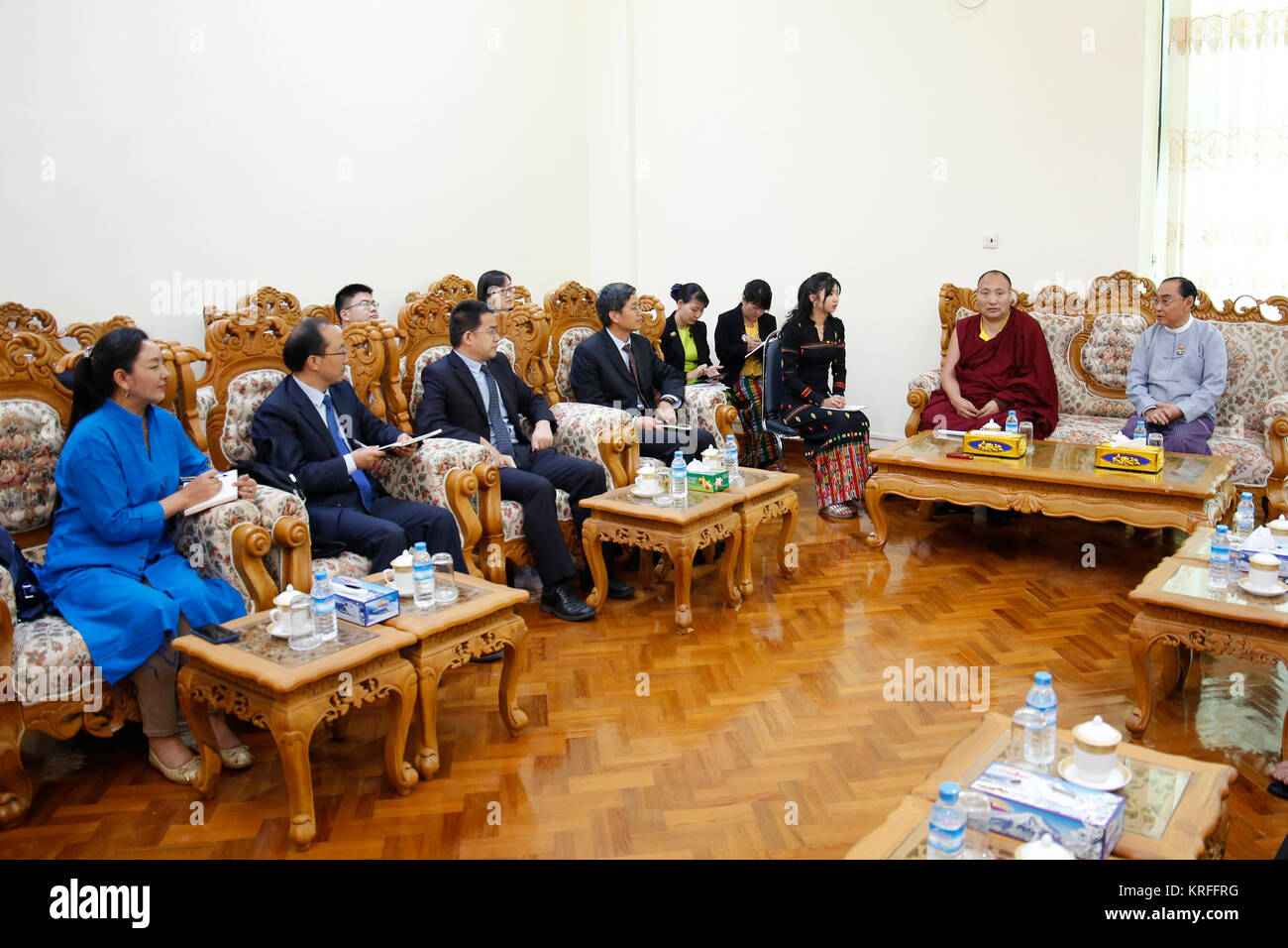 No Gen. Pyi Taw, Myanmar. Xix Dec, 2017. Myanmar Ministro degli Affari etnici Nai Thet Lwin (1R) parla con visita tibetano cinese lo scambio culturale delegazione di Nay Gen. Pyi Taw, Myanmar, Dic 19, 2017. Un Cinese tibetano scambio culturale delegazione scambiato vedute martedì con il Myanmar ministri sulla nazionalità etniche e religiose e culturali. Credito: U Aung/Xinhua/Alamy Live News Foto Stock