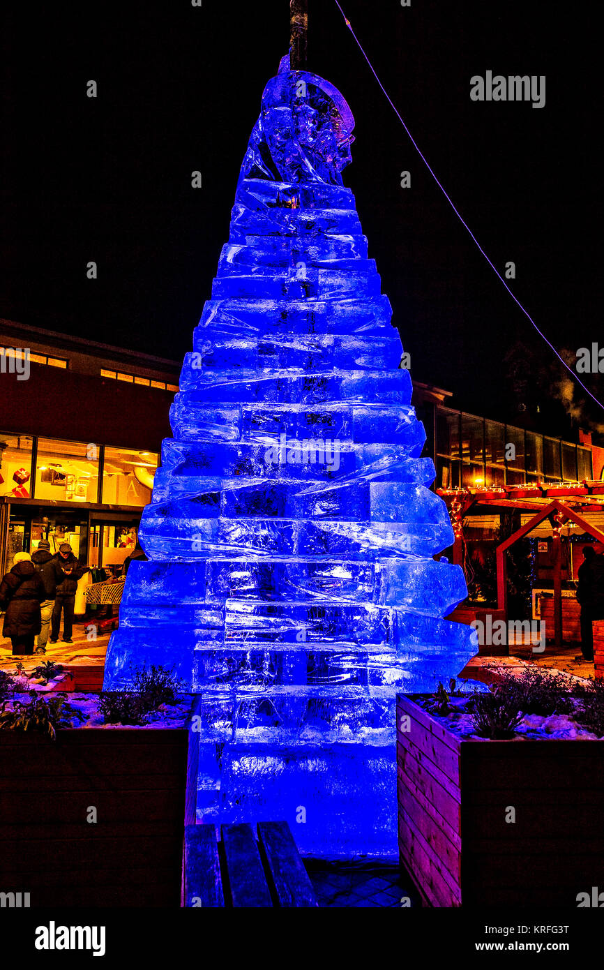 Il Piemonte, Italia. Xix Dec, 2017. Italia Piemonte Torino xix Dicembre 2017 Natale albero di ghiaccio per il LIngotto Credito: Davvero Facile Star/Alamy Live News Foto Stock