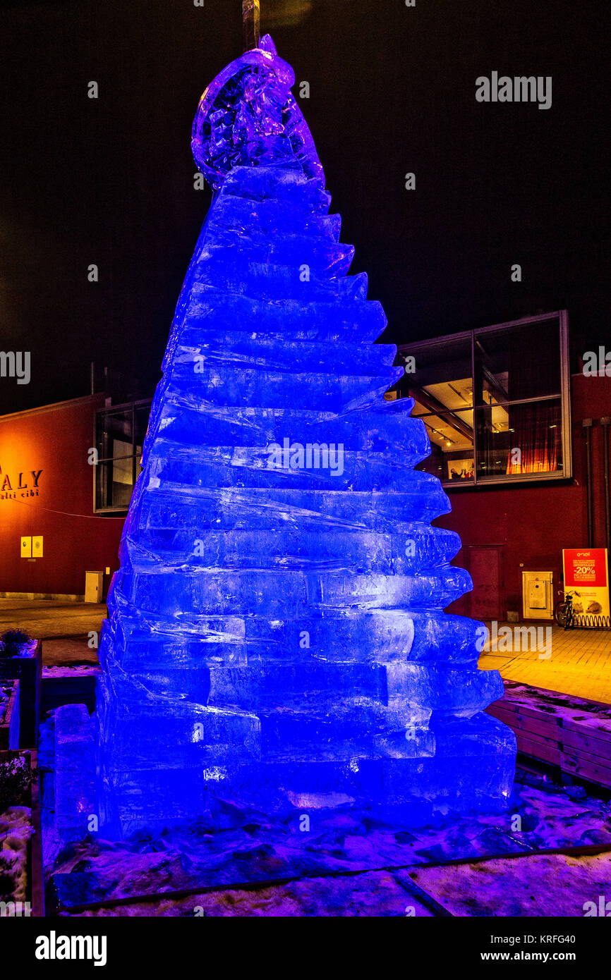 Il Piemonte, Italia. Xix Dec, 2017. Italia Piemonte Torino xix Dicembre 2017 Natale albero di ghiaccio per il LIngotto Credito: Davvero Facile Star/Alamy Live News Foto Stock