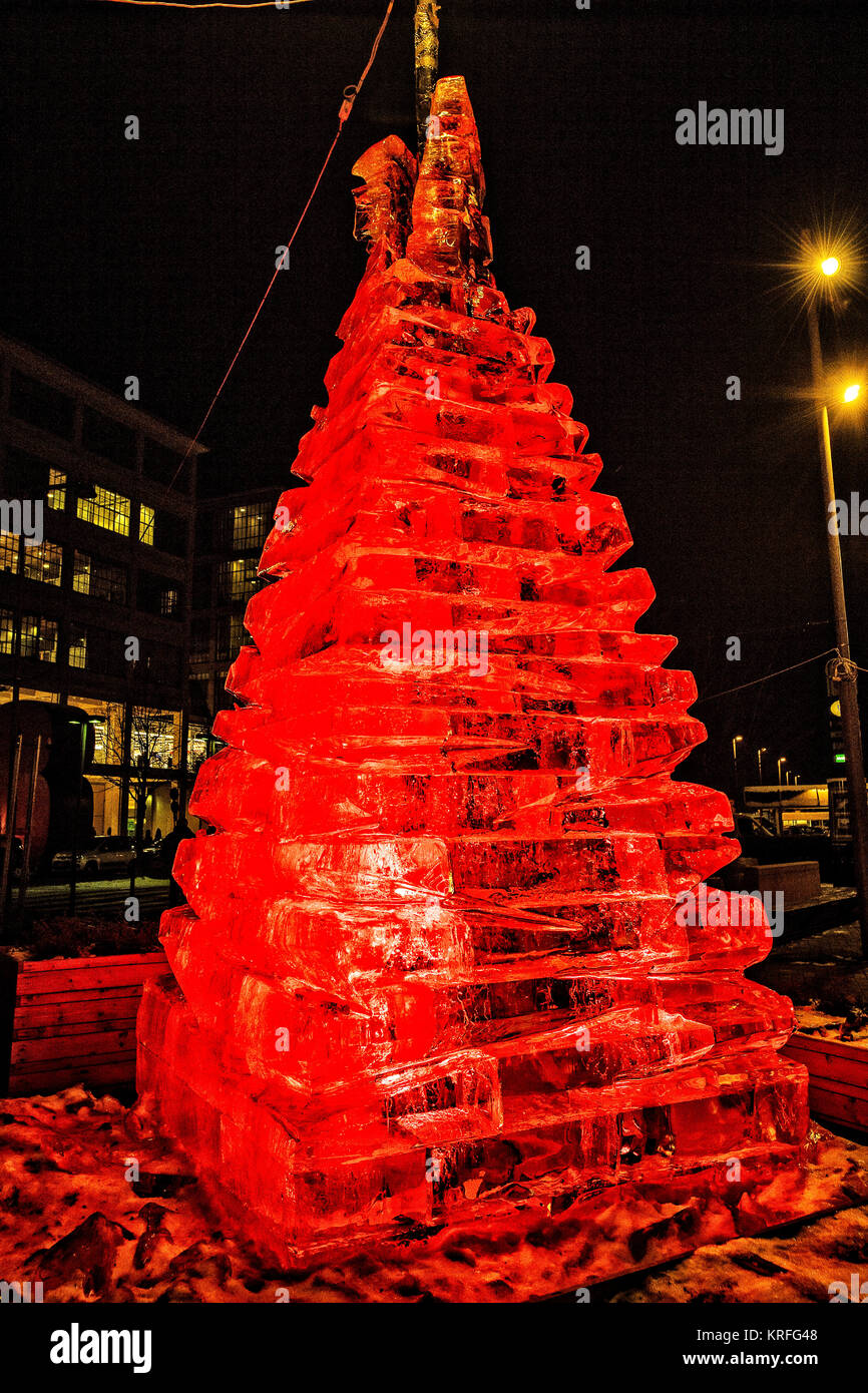 Il Piemonte, Italia. Xix Dec, 2017. Italia Piemonte Torino xix Dicembre 2017 Natale albero di ghiaccio per il LIngotto Credito: Davvero Facile Star/Alamy Live News Foto Stock