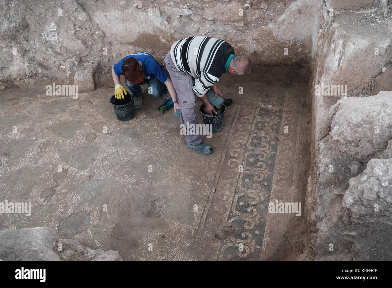 Bet Shemesh, Israele. Xx Dicembre, 2017. Gli archeologi e i lavoratori delle Autorità di Antichità Israele continuare a scoprire di più rimane di un periodo bizantino 1.500 anno vecchio monastero e chiesa decorata con pavimenti a mosaico e marmi importati elementi scoperti in Bet Shemesh. Ha scoperto i resti di mura costruite di grandi lavorato muratura di pietra e una colonna di marmo base decorata con croci. Credito: Nir Alon/Alamy Live News Foto Stock