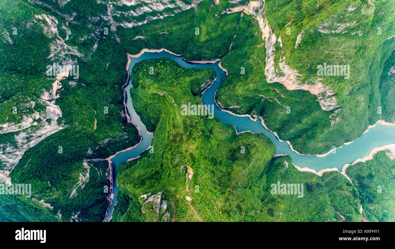 Pechino, Cina. Il 10 maggio, 2017. Foto aerea adottate il 10 Maggio 2017 mostra la Shennyuxi scenic zona a gola Wuxia in il Yangtze Tre Gole, zona sud-ovest della Cina. I fotografi con Xinhua News Agency ha mostrato di paesaggi in tutto il paese con fuchi. Credito: Liu Chan/Xinhua/Alamy Live News Foto Stock