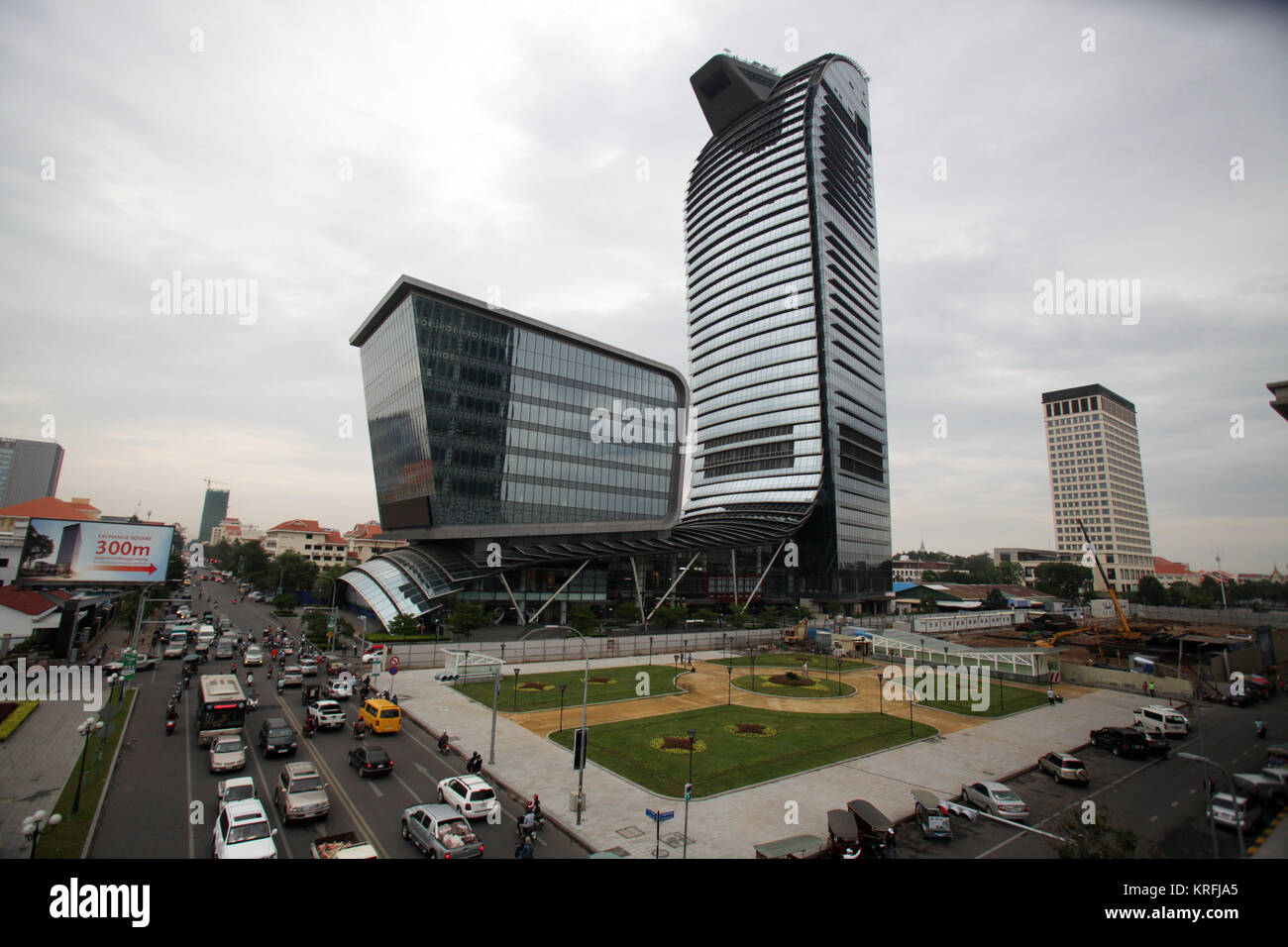 Phnom Penh. Xiv Dic, 2017. Foto scattata a Dic. 14, 2017 mostra edifici ad alta a Phnom Penh. Cambogia economia dovrebbe rimanere forte a breve-medio termine nonostante le preoccupazioni politiche, gli alti funzionari hanno detto, anche se gli analisti prevedeva correnti questioni politiche come eventualmente influenzare negativamente le prospettive di crescita. Credito: Sovannara/Xinhua/Alamy Live News Foto Stock