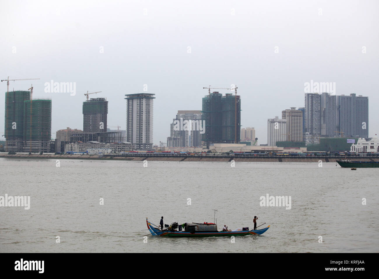 Phnom Penh. Xiv Dic, 2017. Foto scattata a Dic. 14, 2017 mostra edifici ad alta a Phnom Penh. Cambogia economia dovrebbe rimanere forte a breve-medio termine nonostante le preoccupazioni politiche, gli alti funzionari hanno detto, anche se gli analisti prevedeva correnti questioni politiche come eventualmente influenzare negativamente le prospettive di crescita. Credito: Sovannara/Xinhua/Alamy Live News Foto Stock