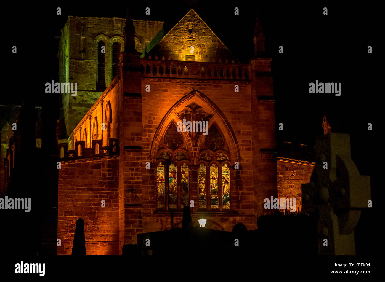 Santa Maria la Chiesa Parrocchiale, Haddington, East Lothian, Scozia, Regno Unito. 19 dic 2017. Il religioso belle vetrate finestra Occidentale in St Marys chiesa è accesa su una notte d'inverno. È la chiesa più lunga in Scozia. La chiesa è stata rovinata da Cromwell's esercito di assedio di Haddington in 1548-49 durante il Rough Wooing', ma ha avuto molte ricostruzioni nel corso degli anni. La sua guglia non è mai più stato ricostruito. Le pareti esterne presentano ancora pockmarks dei proiettili sparati da essa da Cromwells Army Foto Stock