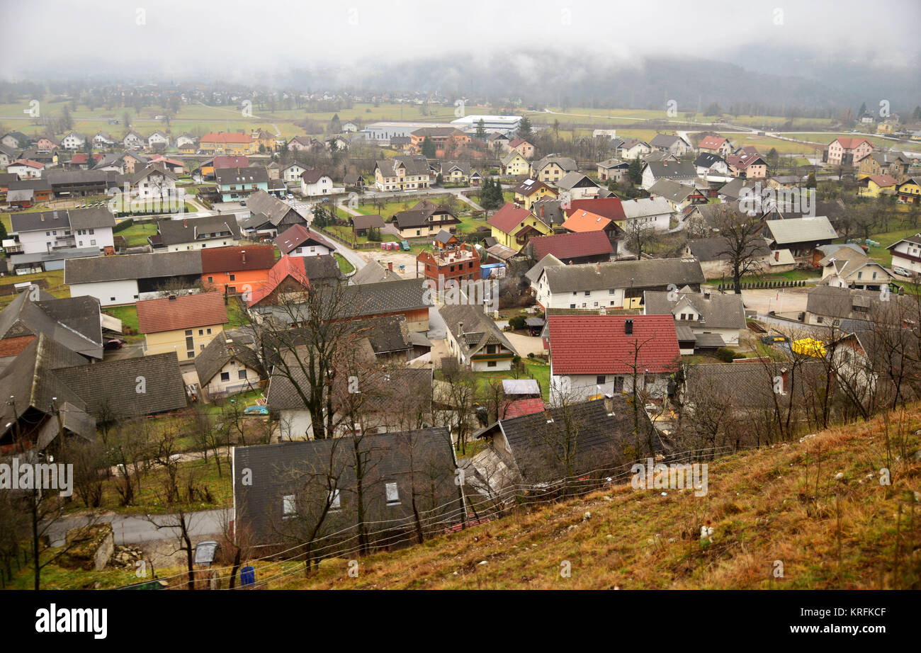 (171220) -- Lubiana, Dic 20, 2017 (Xinhua) -- Foto scattata a Dic. 16, 2017 mostra una vista di Zirovnica città in Slovenia. Il 9 novembre 17 Quest'anno, le Nazioni Unite comitato economico e finanziario sostenuto all' unanimità la risoluzione di dichiarare il 20 maggio del mondo Bee giorno. Mercoledì una risoluzione è di essere formalmente adottato dai membri dell'Assemblea generale delle Nazioni Unite. (Xinhua/Matic Stojs) (SRB) Foto Stock