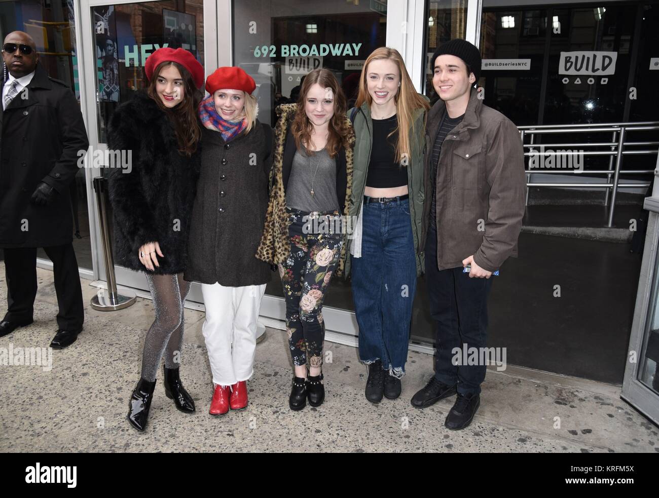 New York, NY, STATI UNITI D'AMERICA. Xviii Dicembre, 2017. Quinn Shephard, Tessa Albertson, Nadia Alexander, Sarah Mezzanotte, Luca Slattery, visto a costruire serie per promuovere la colpa! Fuori e circa per celebrità Candids - MON, New York, NY Dicembre 18, 2017. Credito: Derek Storm/Everett raccolta/Alamy Live News Foto Stock