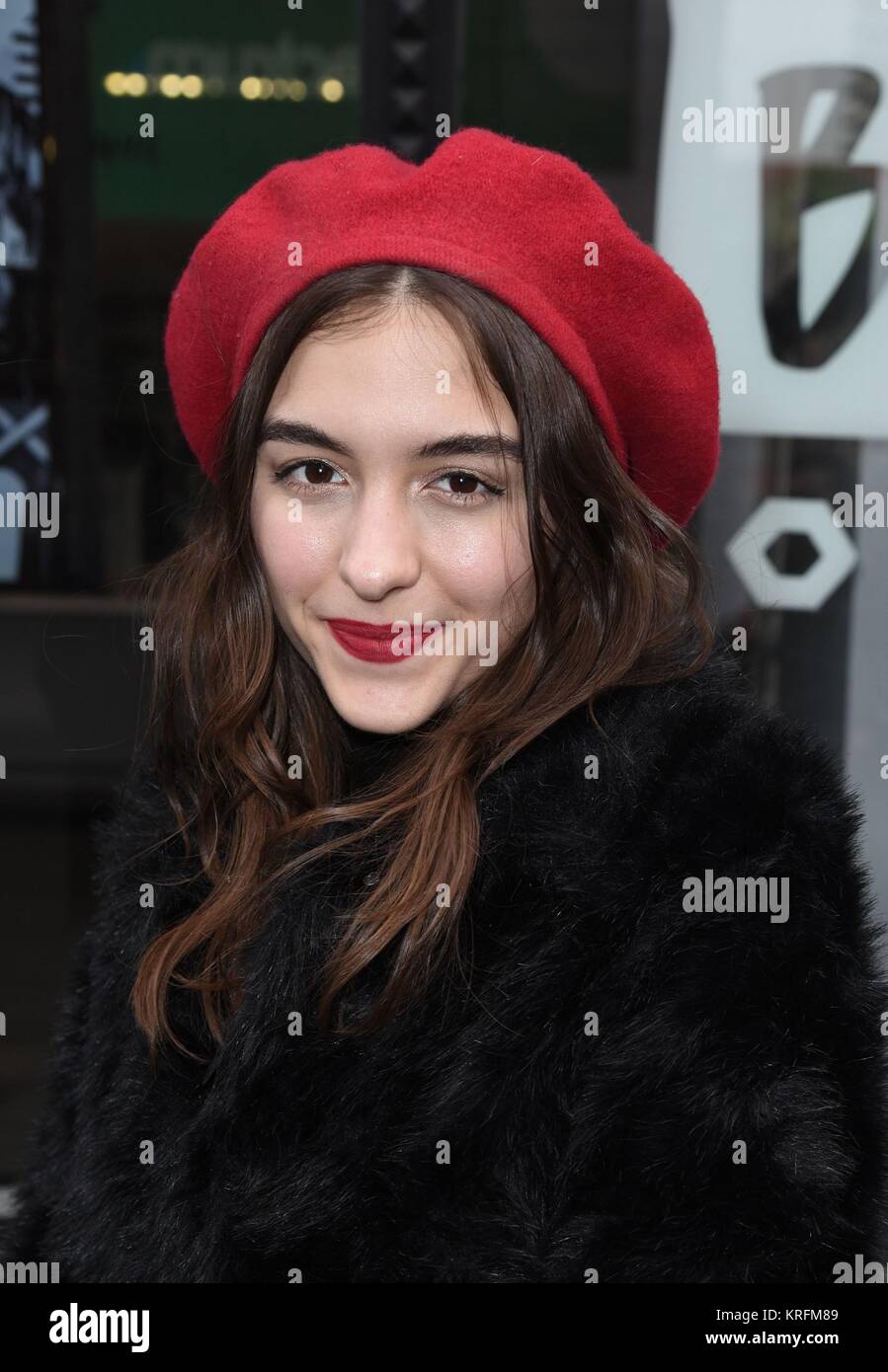 New York, NY, STATI UNITI D'AMERICA. Xviii Dicembre, 2017. Quinn Shephard, visto a costruire serie per promuovere la colpa! Fuori e circa per celebrità Candids - MON, New York, NY Dicembre 18, 2017. Credito: Derek Storm/Everett raccolta/Alamy Live News Foto Stock