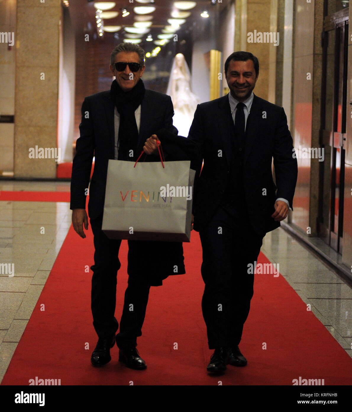 Milano Ezio Greggio Nel Centro Per I Regali Di Natale Di Ezio Greggio Arriva In Centro A Bordo Del Suo Potente Audi A6 Dopo Lo Shopping Al Venini Entra Damiani La Prestigiosa