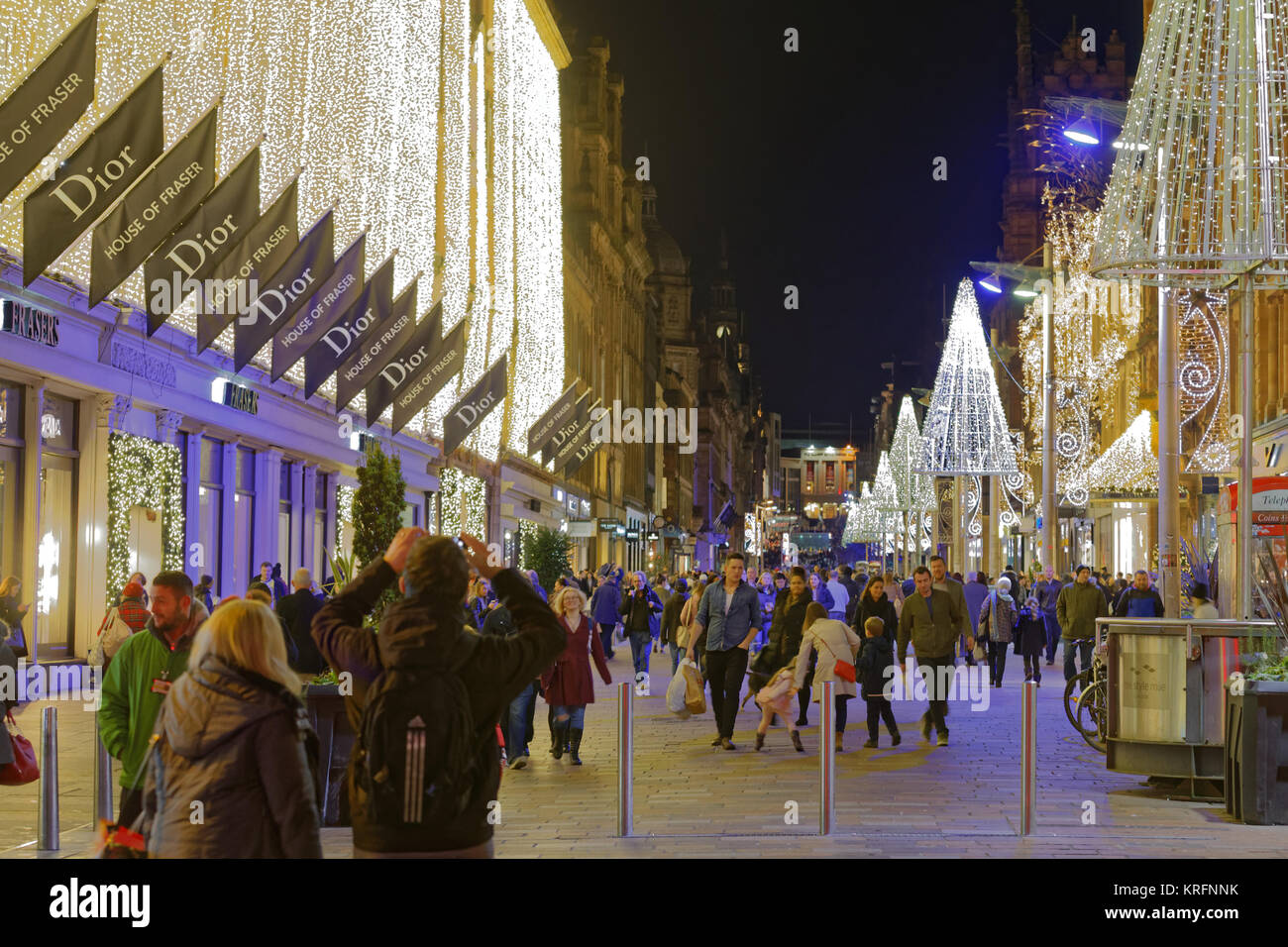 Glasgow, Scotland, Regno Unito 20 dicembre. Glasgow ama il Natale Buchanan Street e George Square "Glasgow stile del miglio" si illumina per il Natale. Credito: gerard ferry/Alamy Live News Foto Stock